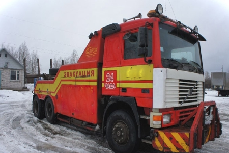 В Домодедово эвакуируют грузовые машины