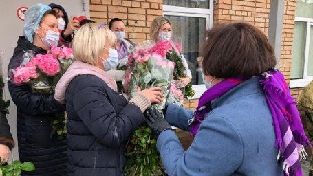 Домодедовским врачам подарили розы