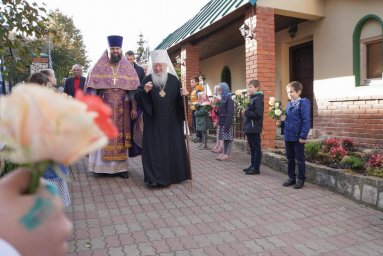 Митрополит Крутицкий и Коломенский посетил храм Воскресения словущего в селе Колычево