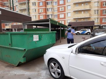 В Домодедово начали штрафовать автовладельцев, авто которых препятствующие вывозу мусора
