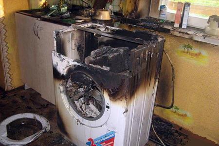Во время пожара в микрорайоне Авиационный взорвался холодильник