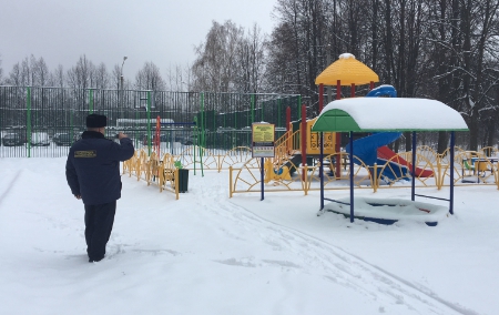 В Домодедово проверили уборку детских площадок
