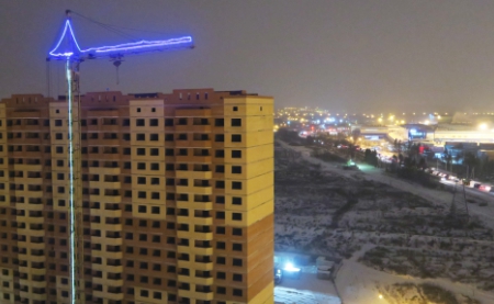 Неоновые огни зажглись на 8 башенных кранах в Домодедово