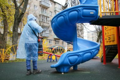 В Домодедово продолжается обработка детских игровых и спортивных объектов