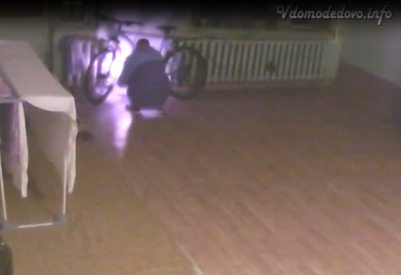 Видеокамера сняла, как воруют велосипеды в Домодедово