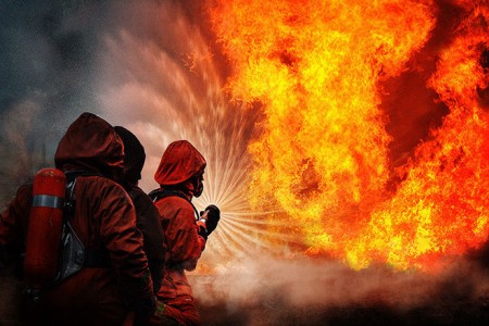 Двое пожарных пострадали во время тушения пожара в Домодедово