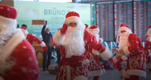 ​Двадцать два Деда Мороза подарили зажигательный танец пассажирам аэропорта Домодедово