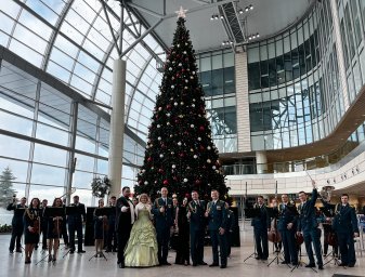​Показательный оркестр МЧС России поздравил пассажиров аэропорта Домодедово с Новым годом