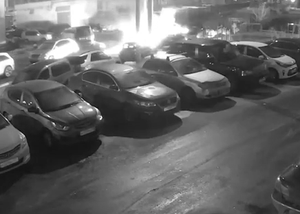 Неизвестный поджог автомобиль в Домодедово (ВИДЕО)