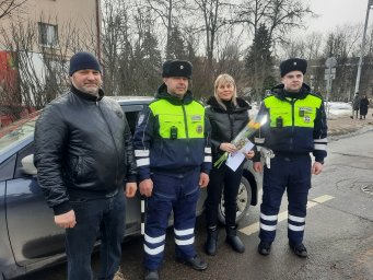 В Домодедово полицейские дарили цветы автоледи