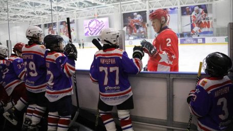 В Домодедово прошел матч между легендами хоккея и командой домодедовцев