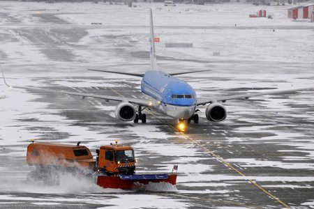 В аэропорту Домодедово тягач самолета столкнулся со спецтехникой