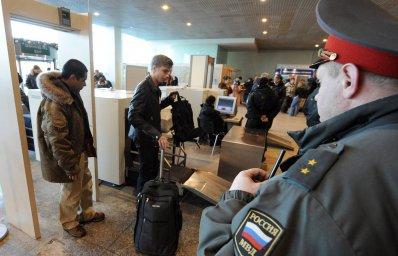 Сотрудника безопасности аэропорта Домодедово задержали за незаконный оборот оружия