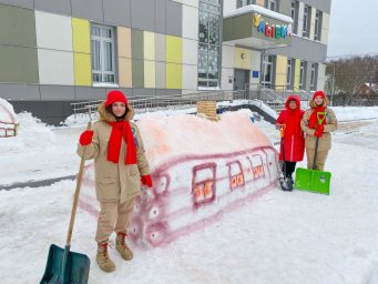 Домодедовские школьники слепили снежные фигуры