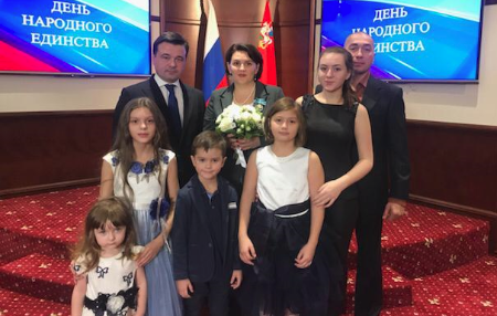 Три многодетных семьи из Домодедово получили орден "Материнской славы"