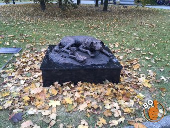 ​Скульптор из Домодедово установила в Москве памятник бездомным животным