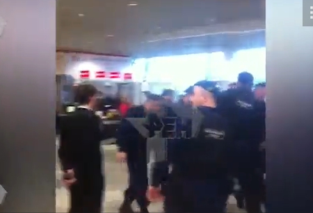 Охранники избили и выгнали из здания аэропорта Домодедово мужчину