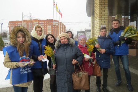 Акция «Дарите женщинам цветы» прошла на улицах Домодедово