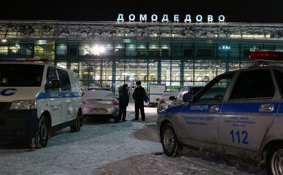 ​В аэропорту Домодедово пьяный пассажир едва не покалечил бортпроводника
