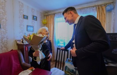 Александр Двойных поздравил с 95-летием жительницу Домодедова