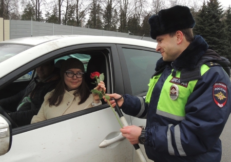 Сотрудники ГИБДД дарили женщинам цветы