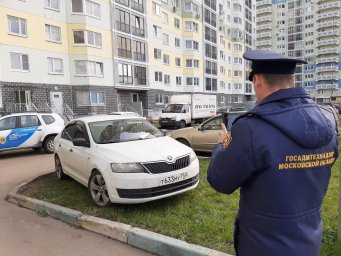 Более 100 попыток парковки на газонах пресекли в Домодедове за месяц