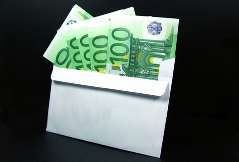 В аэропорту Домодедово уборщик обнаружил конверт, в котором находилось 6,5 тысяч евро.