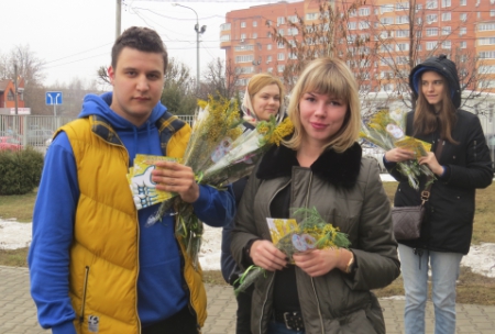 В Домодедово проходит акция «Дарите женщинам цветы»