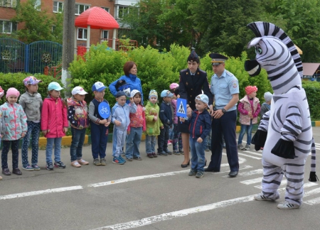 Сотрудники ГИБДД рассказали детям о безопасности на дорогах