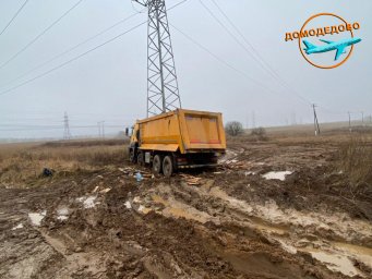 ​В Домодедово поймали водителей скидывающих мусор в поле