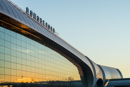 Эстакада с зоной высадки пассажиров у терминала открылась в аэропорту Домодедово