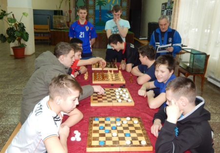 В Домодедово прошел турнир по шашкам и шахматам среди детей и подростков «Веселая пешка»