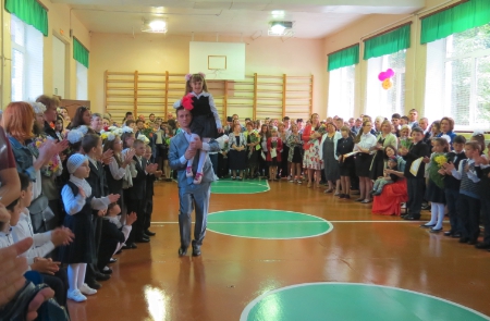 Сотрудники линейного управления поздравили детей с 1 сентября