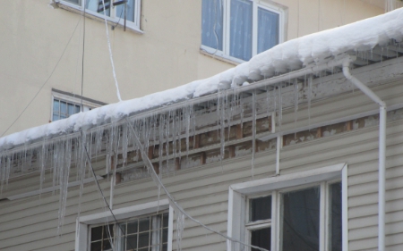 За ледяные образования на крышах магазины выплатят штраф