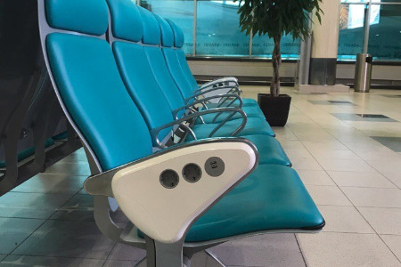 Аэропорт Домодедово установил новые кресла для зарядки гаджетов