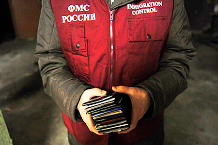 На территории промзоны Житнево полицейские поймали нелегальных мигрантов