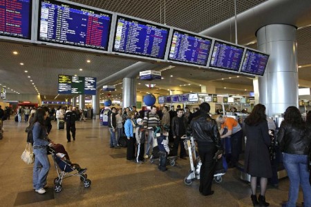 В аэропорту Домодедово бизнесмен ударил ведром сотрудницу авиакомпании