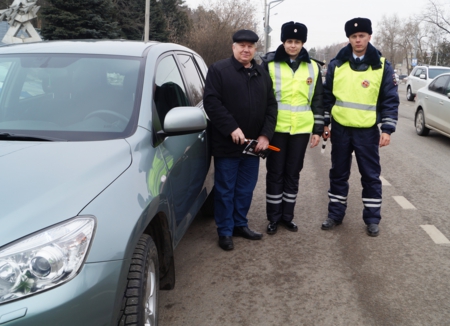 Сотрудницы Госавтоинспекции поздравили водителей с 23 февраля