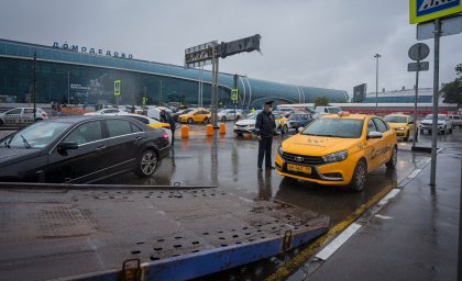 В Домодедово ловили таксистов - нелегалов