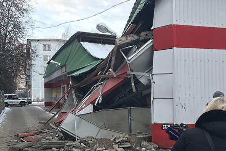 В Домодедово у супермаркета “Магнит” обвалились стена и крыша