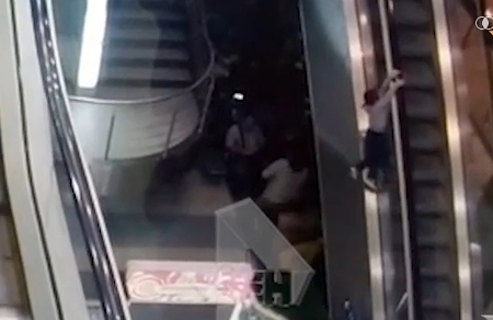3-летний ребенок упал с эскалатора в аэропорту Домодедово