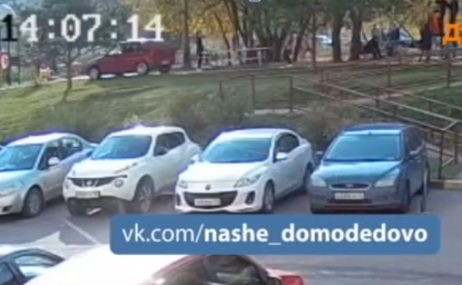 Жители Домодедово ловили авто которое каталось на детской площадке