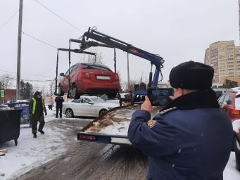 В Домодедово эвакуируют автомобили, препятствующие вывозу мусора