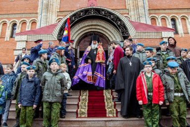 ​Казачье знамя ДХКО передано на хранение в собор Всех святых в земле Российской просиявших