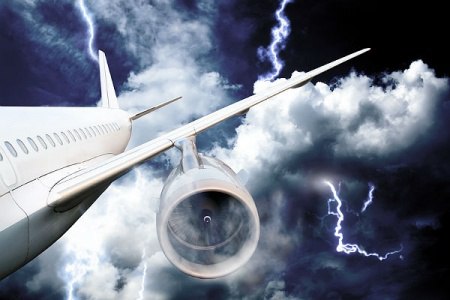 Молния попала в самолет, на котором летели домодедовцы