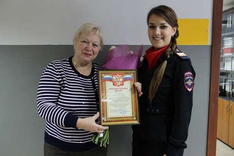 Домодедовские полицейские поздравили матерей лучших сотрудников с Днем матери