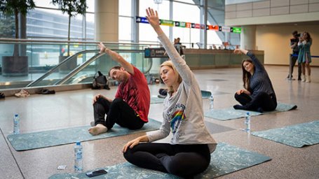 ​В аэропорту Домодедово прошел открытый урок йоги