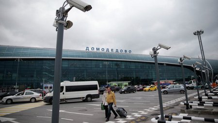 В аэропорту Домодедово девушка пыталась провезти ювелирные изделия на миллион рублей