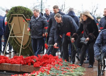 Александр Двойных принял участие в церемонии возложения цветов к Могиле Неизвестного Солдата