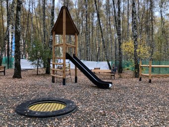 В новом парке уже установили детские эко-площадки